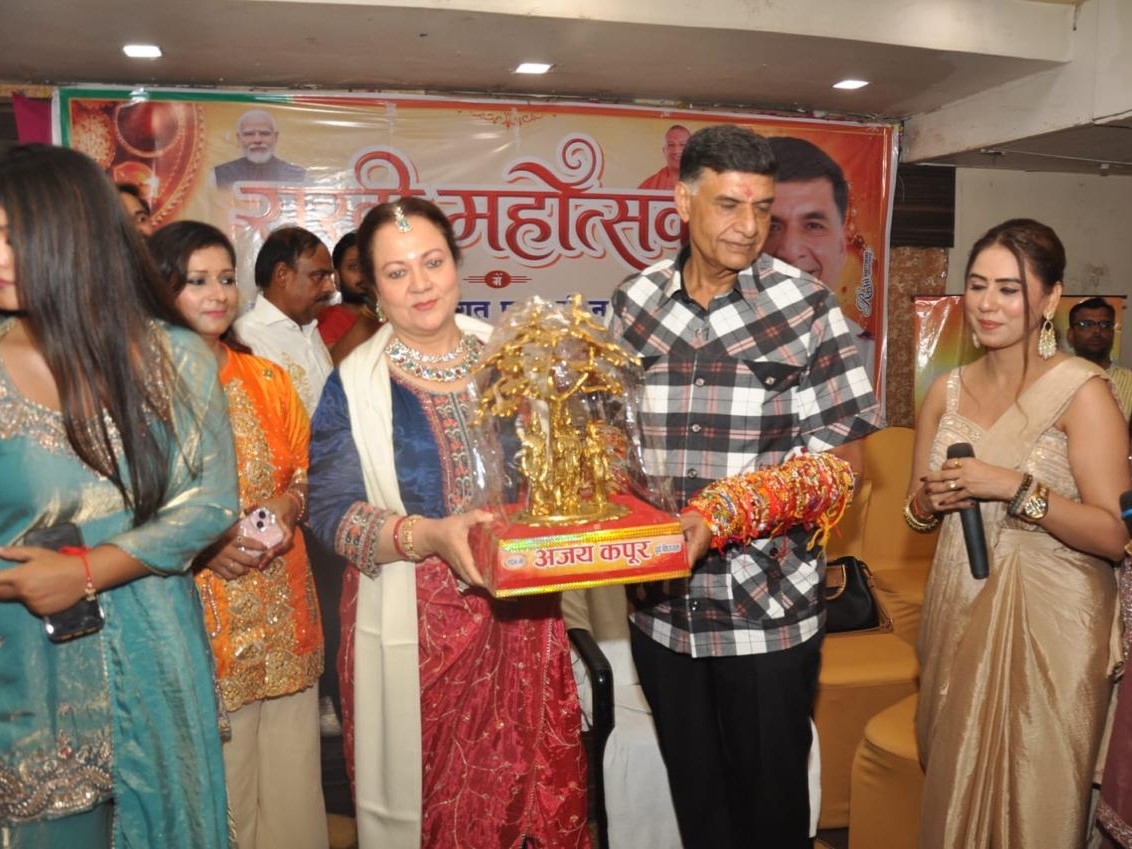 कार्यक्रम में पहुंचीं मंदाकिनी ने अजय कपूर के इस आयोजन की दिल खोलकर तारीफ की।