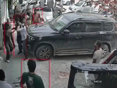 गुरुग्राम में युवक पर हमले का सीसीटीवी सामने आया है, जिसमें हमलावर युवक के साथ मारपीट करते नजर आ रहे हैं।
