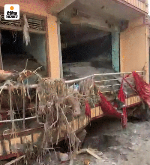 देवीघाट में मकान और दुकान पहली मंजिल तक मलबे से पटे हुए हैं। कहीं घर की दीवार आधी खड़ी है, तो कहीं पूरा मकान मिट्टी में दब गया है।