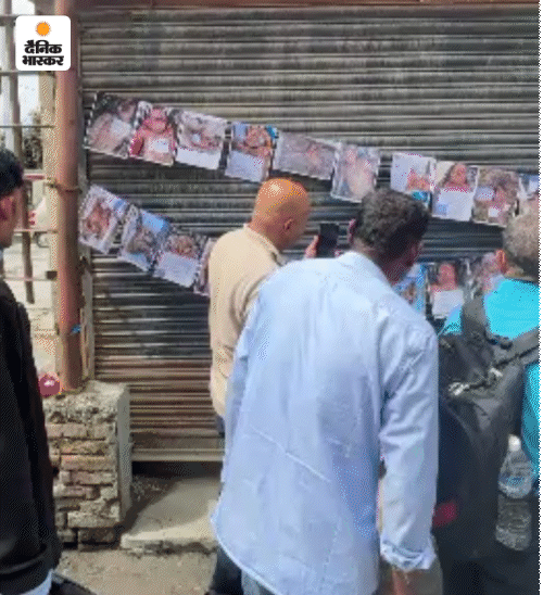 काठमांडू के टिचिंग अस्पताल के बाहर लाए गए शवों की फोटो लगाई गई है, ताकि लोग अपने परिजन की तलाश कर सकें।