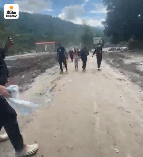 30 अगस्त को मलबे में अपना सामान तलाशने लोग जब देवीघाट लौटे, तभी दोबारा बाढ़ का अलर्ट आ गया और लोग जान बचाकर भागने लगे।