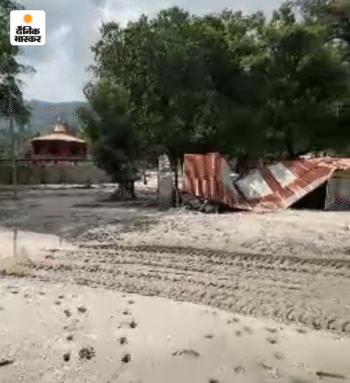 नेपाल के फ्लड फोरकास्टिंग डिवीजन की शुरुआती रिपोर्ट के मुताबिक, बाढ़ के दौरान देवीघाट से करीब 2 करोड़ घन मीटर अतिरिक्त पानी गुजरा।