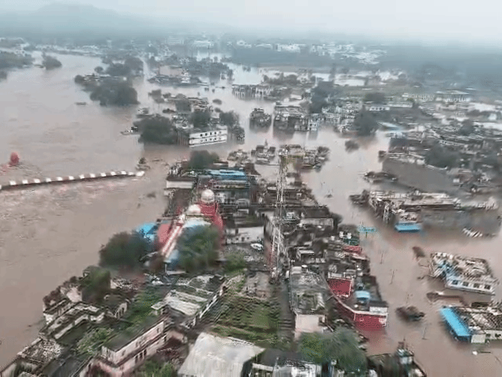 चित्रकूट के प्रमुख तीर्थस्थल सती अनसूया, गुप्तगोदावरी भी बाढ़ से प्रभावित हुए हैं।