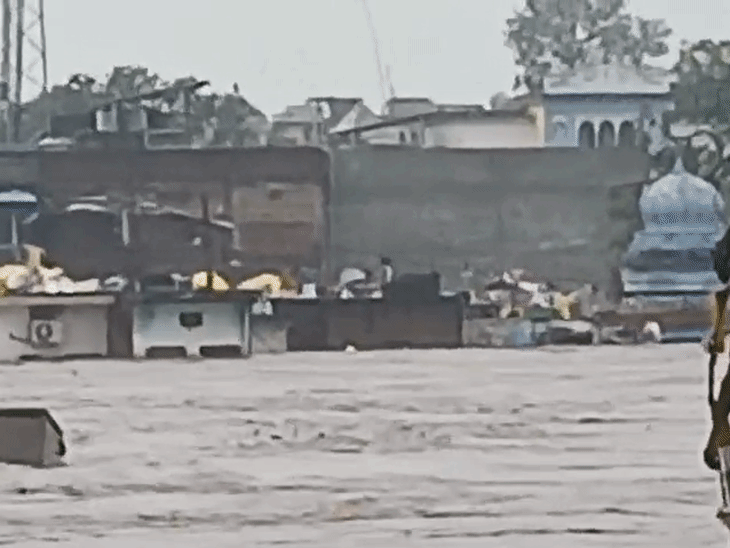 बाढ़ के कारण दो मंजिला इमारत जितना पानी भरा हुआ है।