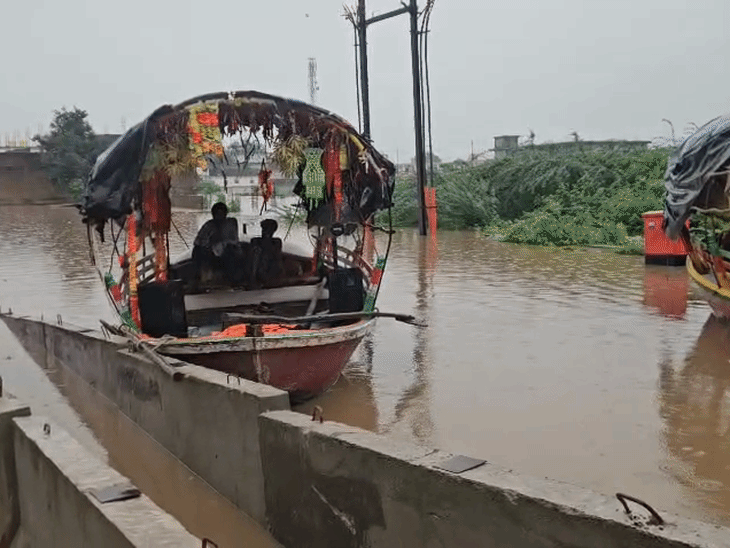 सड़क पर भरे पानी में नावों के जरिए भी लोगों को सुरक्षित स्थानों पर पहुंचाया जा रहा है।