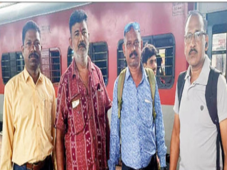 रायपुर के माना निवासी रहवासी नौतनवा से रायपुर पहुंचे।