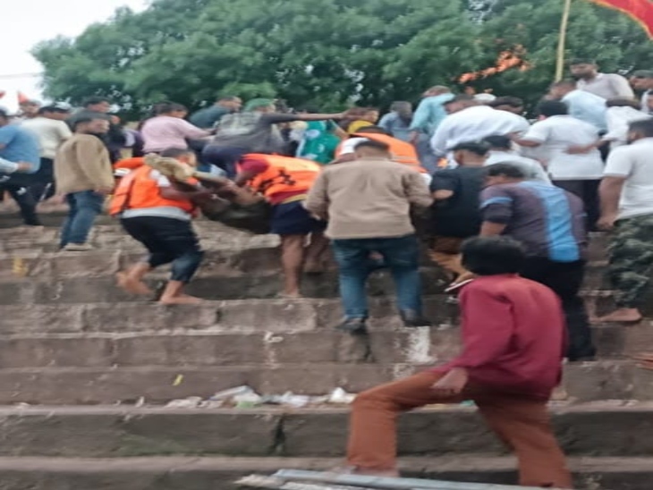 एसडीआरएफ की टीम ने शनिवार की शाम को शव बरामद किया।