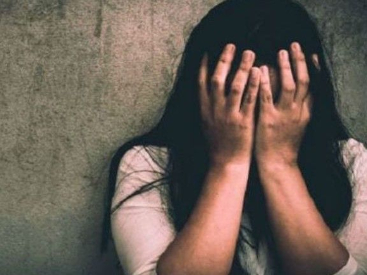 कृषि अधिकारी की टीचर पत्नी से रेप का मामला सामने आया था। (प्रतीकात्मक इमेज)