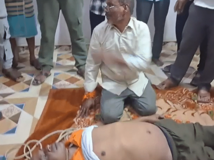 पुलिस की मौजूदगी में शव को फंदे से उतारा गया।