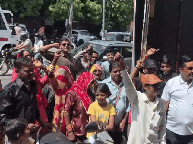 कांग्रेस कार्यकर्ताओं ने संभावित बाहरी प्रत्याशी का विरोध जताते हुए स्थानीय प्रत्याशी की मांग की।