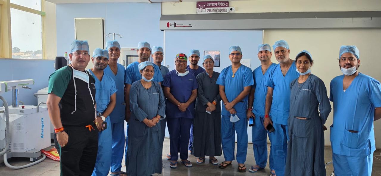 जटिल किडनी ट्रांसप्लांट सर्जरी करने वाली सुपर स्पेशलिस्ट हॉस्पिटल के डॉक्टर और दिल्ली से आए किडनी विशेषज्ञ का फोटो