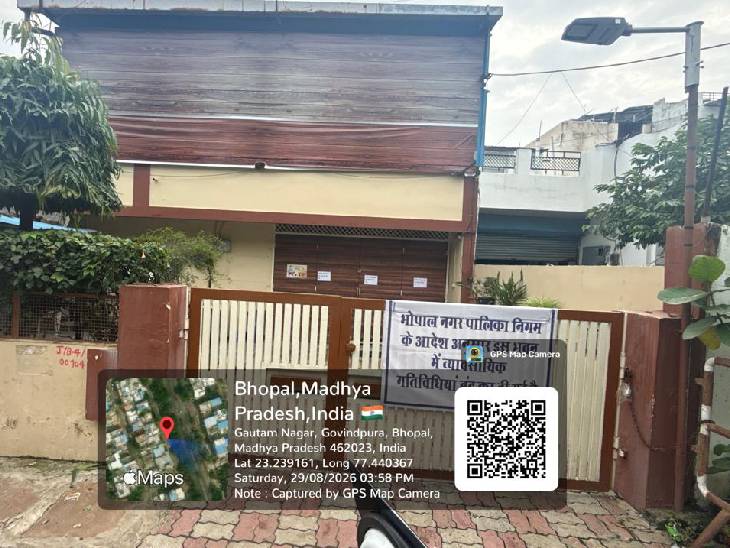 कई दुकानदारों ने अपने प्रतिष्ठान बंद कर दिए।