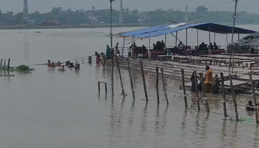गंगा घाट पर भक्तों की भीड़ कम है, हालांकि अभी बैरिकेडिंग नहीं हटाया गया है।