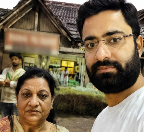 लेक्चरर नेहा का पति उमंग बस्सी और सास कुसुम बस्सी।- फाइल फोटो