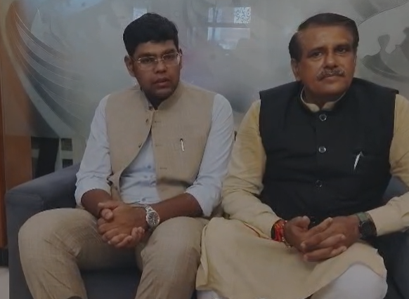 मीडिया से बात करते एकांश ढुल व साथ में उनके पिता कृष्ण ढुल।