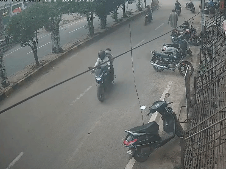 ग्वालियर में बाइक सवार बदमाश मंगलसूत्र झपटकर संकरी गलियों से फरार, CCTV में हुए कैद|ग्वालियर,Gwalior - Dainik Bhaskar