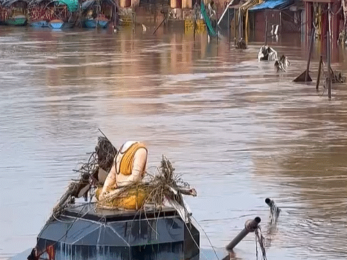 चित्रकूट में तुलसीदास की मूर्ति भी टूट गई है। कंधे के ऊपर का हिस्सा बह गया।