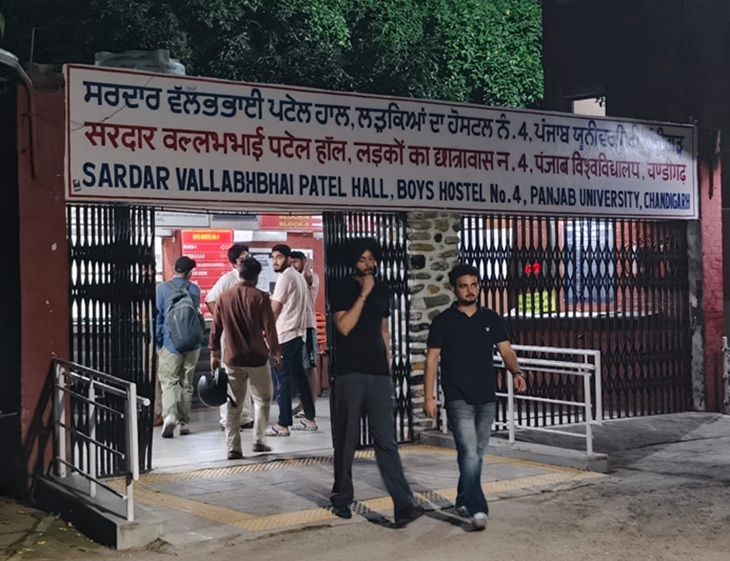 चैतन्य के सुसाइड के बाद हॉस्टल के बाहर मौजूद छात्र।