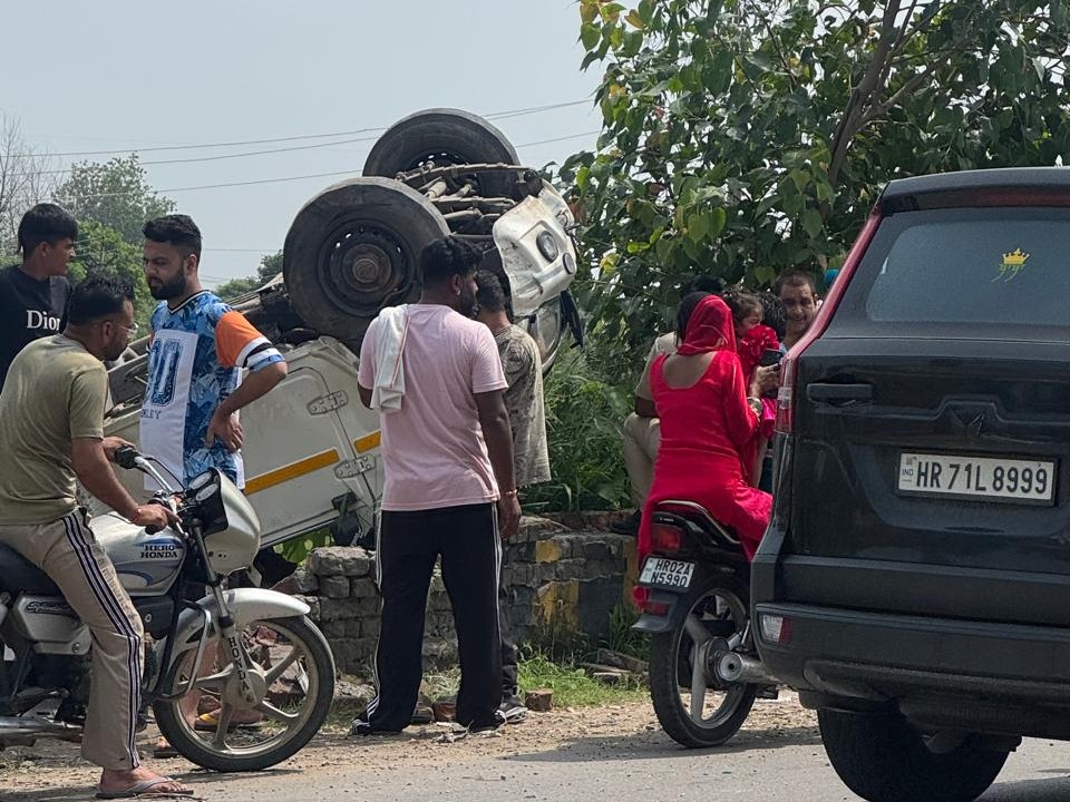 कैल कचरा प्लांट के पास एक्सीडेंट के बाद पलटी हुई पिकअप गाड़ी। - Dainik Bhaskar
