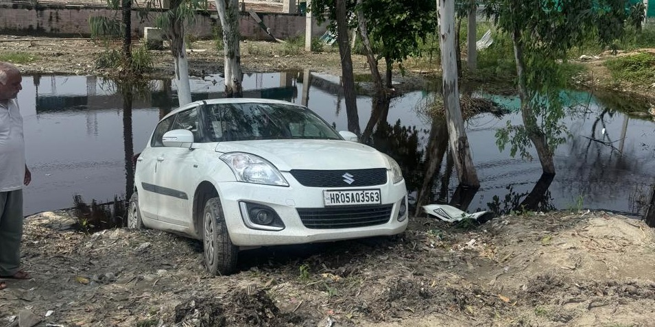पिकअप की टक्कर से पेड़ से जा टकराई स्विफट कार।