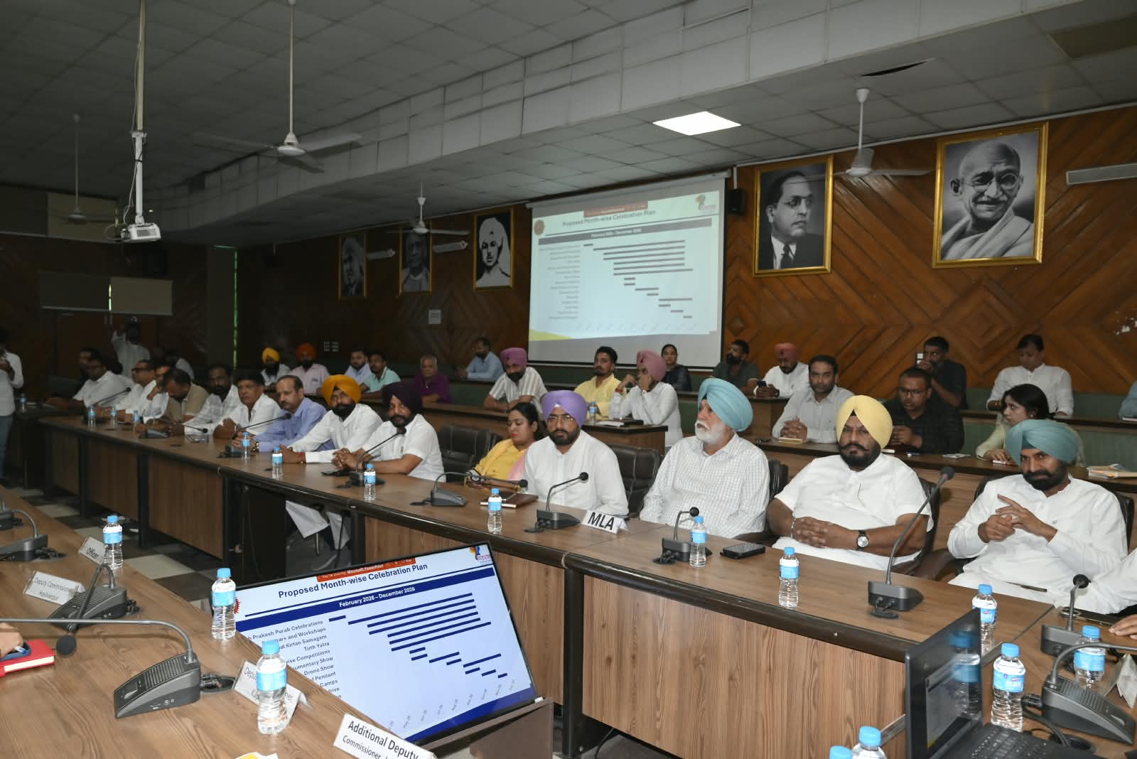 डीसी दफ्तर कॉम्प्लेक्स में तैयारियों को लेकर मंथन करते अधिकारी और राजनेता।