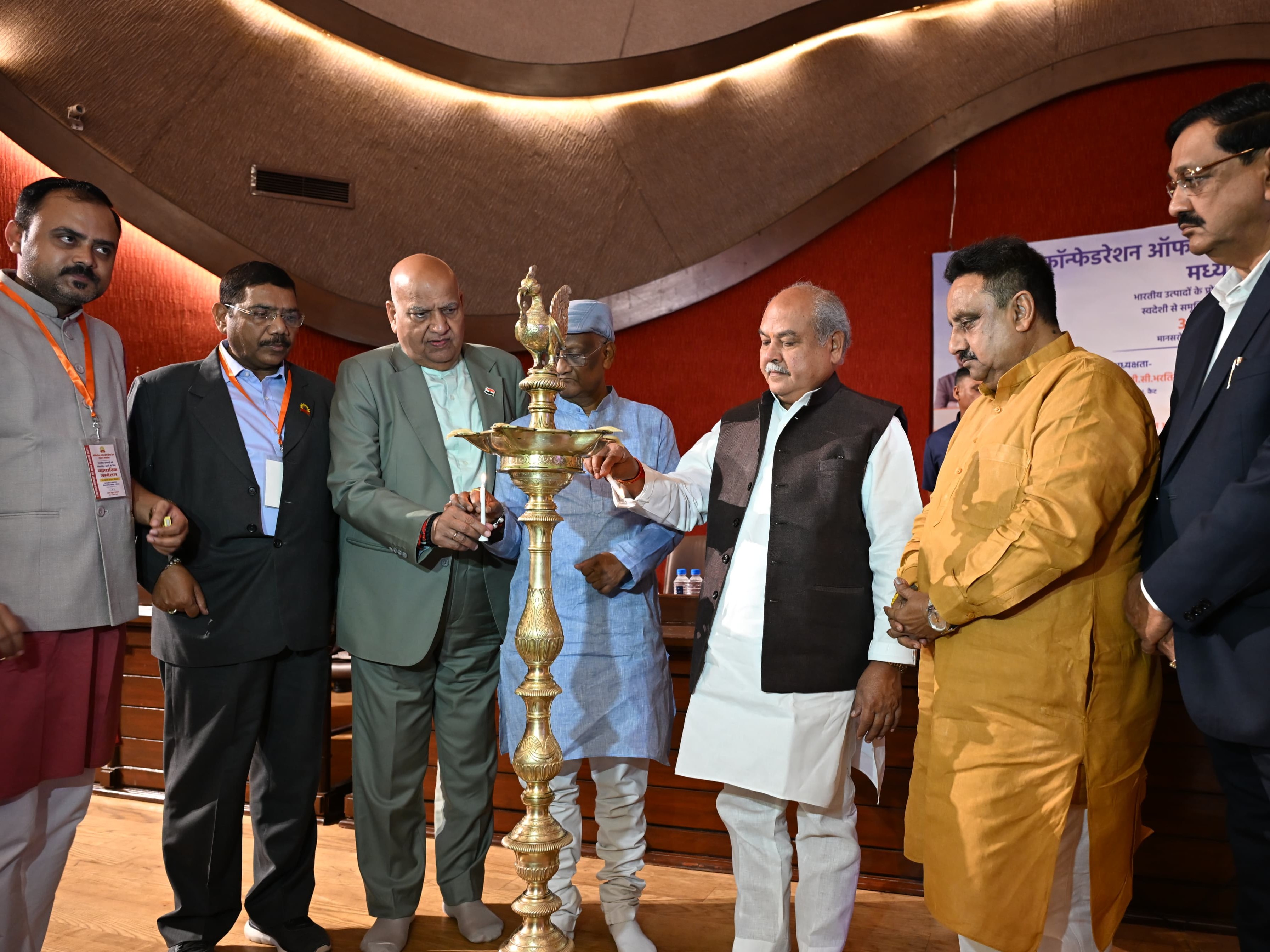 सम्मेलन का शुभारंभ करते अतिथि। - Dainik Bhaskar