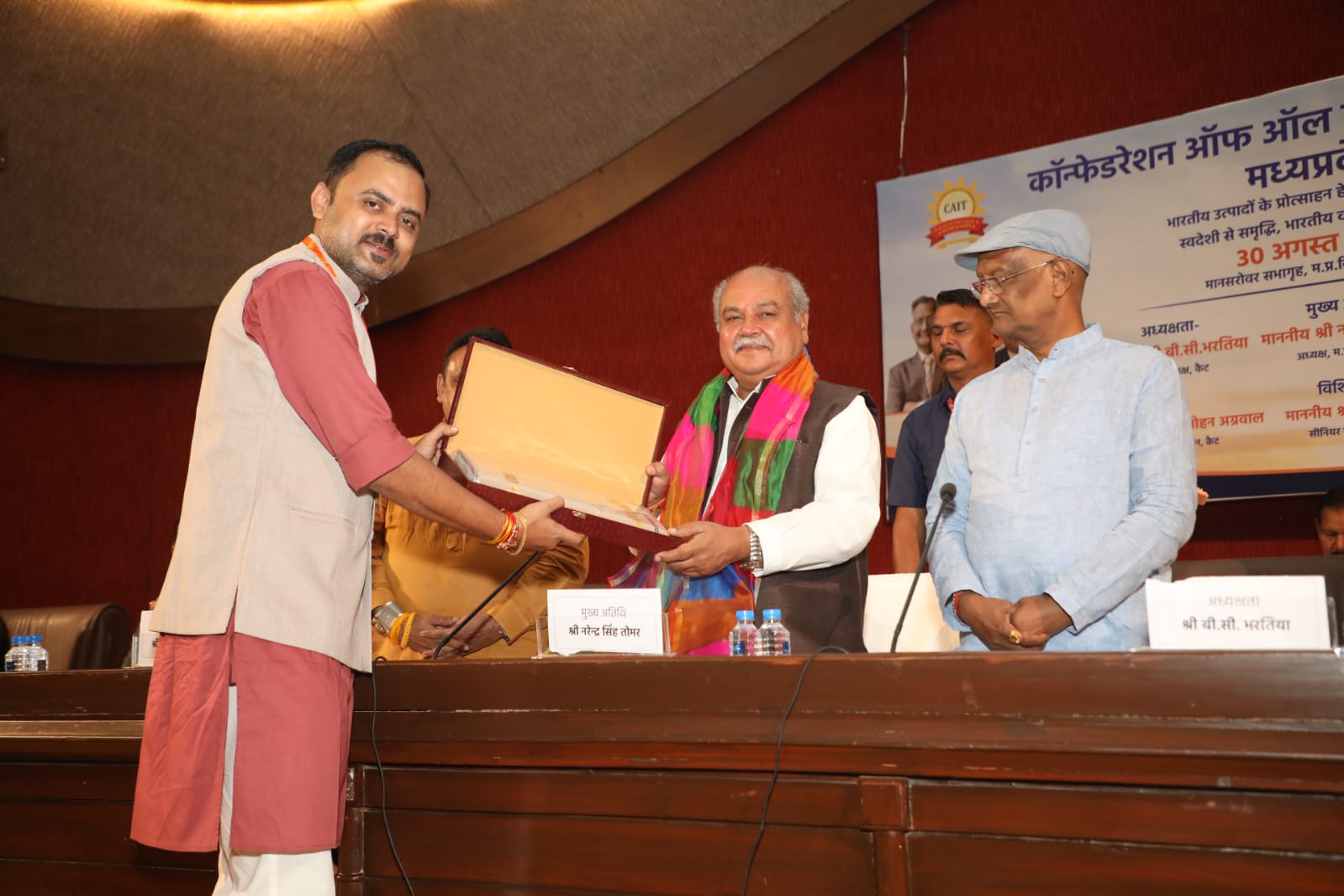 मुख्य अतिथि नरेंद्र सिंह तोमर का स्वागत करते मीडिया प्रभारी धर्मेंद्र शर्मा।