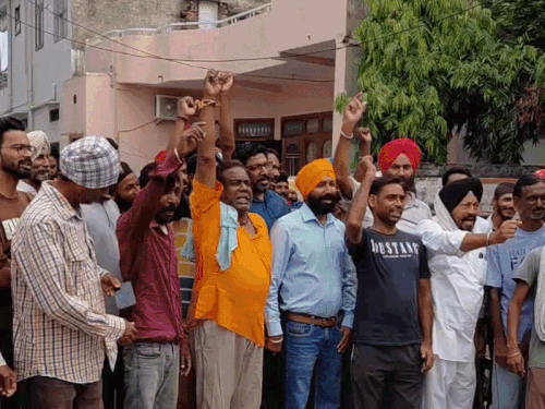 वार्ड 51 से आए लोगों ने मलकीत को टिकट देने की मांग की।