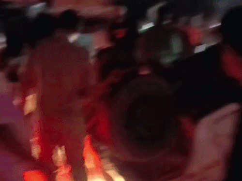 हादसे के बाद मौके पर राहगीरों की भीड़ जुट गई।