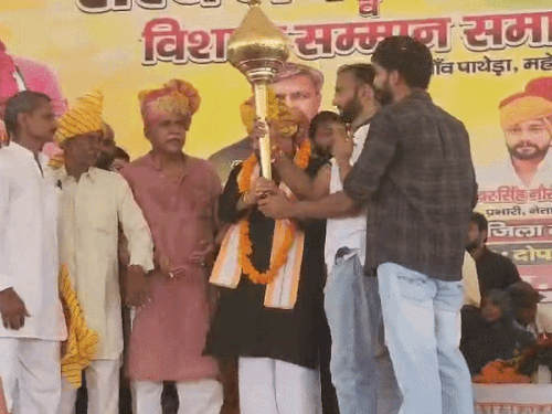 महेंद्रगढ़ में बृजभूषण शरण को सम्मानित करते हुए।