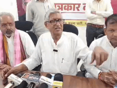 रोहतक में पत्रकारों से बात करते हुए भाजपा के पूर्व राज्यसभा सांसद रामचंद्र जांगड़ा। - Dainik Bhaskar