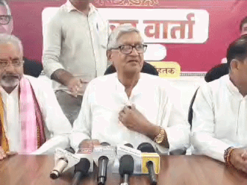 पत्रकारों से बात करते पूर्व राज्यसभा सांसद रामचंद्र जांगड़ा।