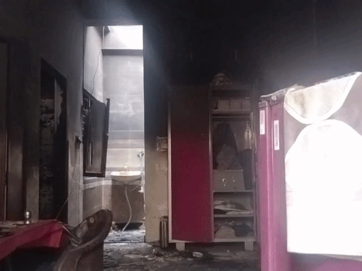 सेक्टर-10 में एक घर के अंदर आग लगने से विनय बोस की जलकर मौत हो गई, घर के अंदर का सामान बिखरा पड़ा है। लेकिन