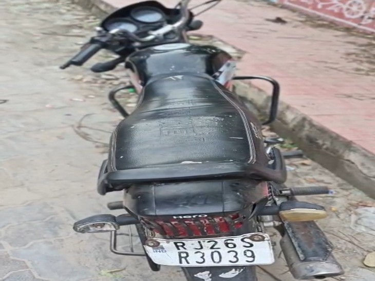 आरोपियों के पास से बाइक भी जब्त की है।