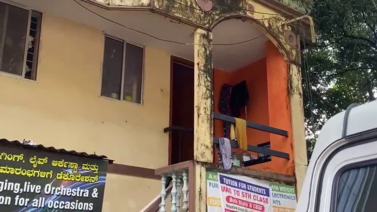 परिवार कोट्टार क्रॉस के पास किराए के मकान में रहता था।