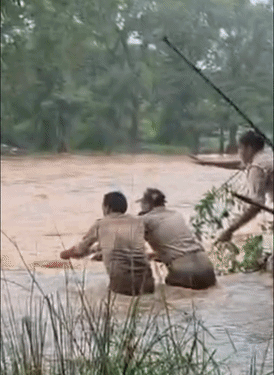यूपी के चंदौली में वाटरफॉल में फंसे पर्यटकों को पुलिस और वन विभाग की टीम ने बचाया।