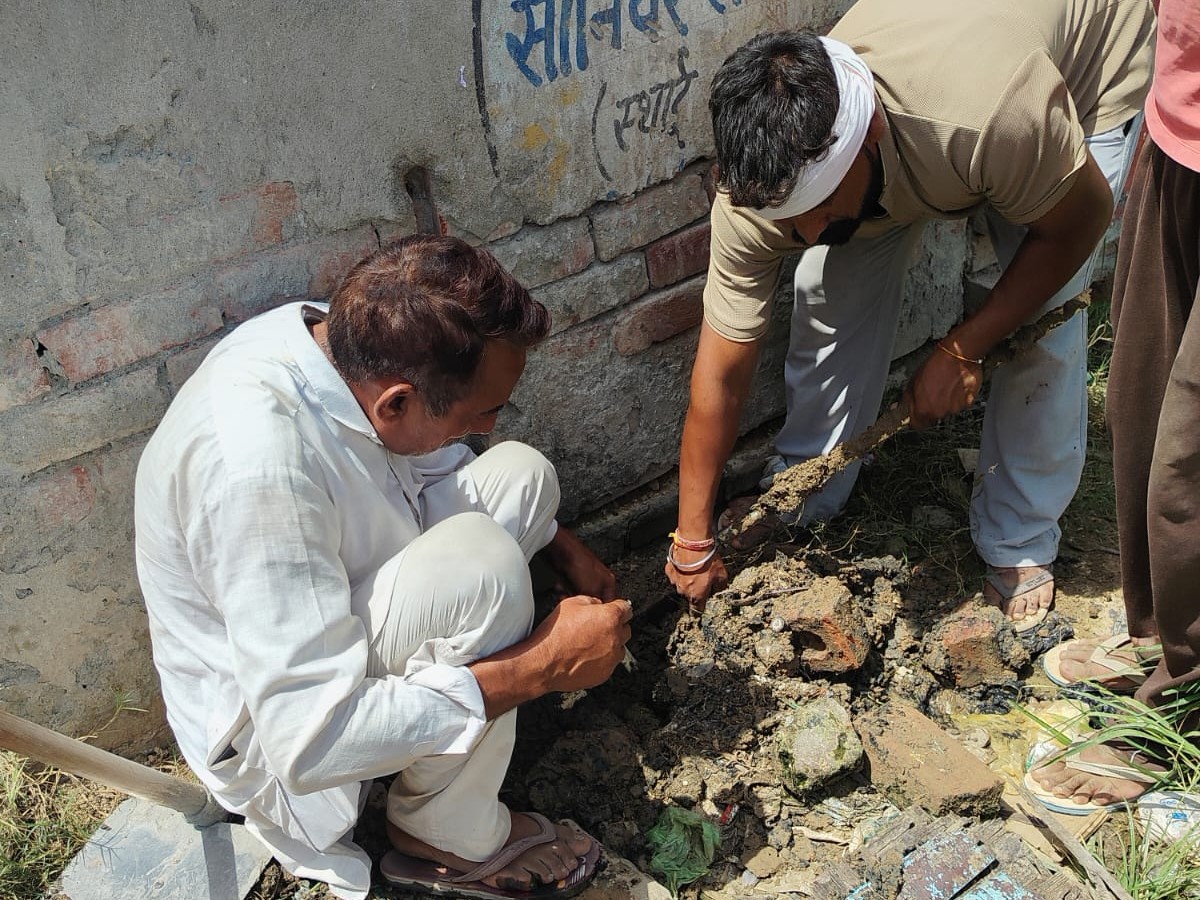 अवैध कनेक्शन चेक करते हुए कर्मचारी।