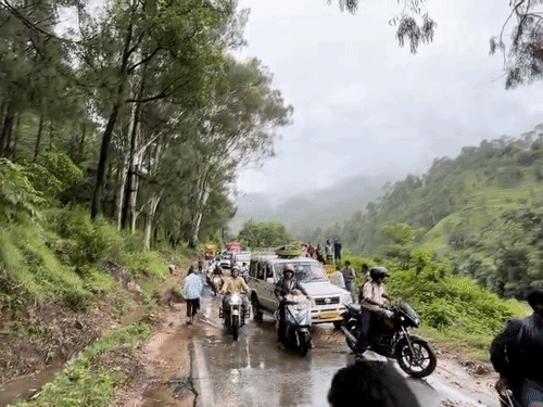 उत्तराखंड में बागेश्वर-गरुड़ मार्ग के रवाईखाल क्षेत्र में पहाड़ी से मलबा आने के चलते सड़क बंद हो गई है।