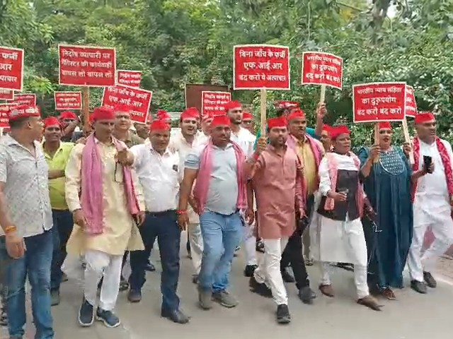 मथुरा में समाजवादी पार्टी (सपा) के कार्यकर्ताओं ने सोमवार को दोपहर करीब 1 बजे जिलाधिकारी कार्यालय पर प्रदर्शन किया।