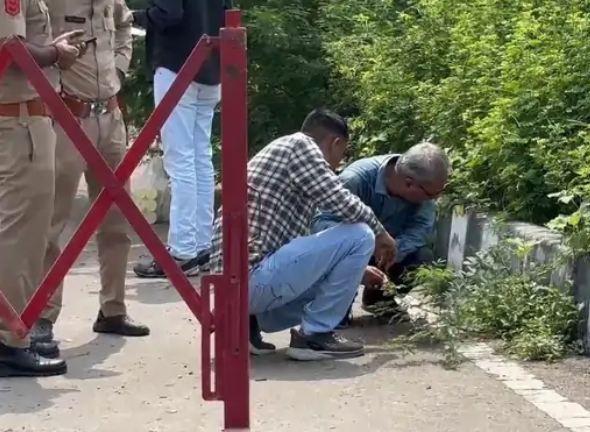घटनास्थल का मुआयना करती हुईं जांच टीमें।
