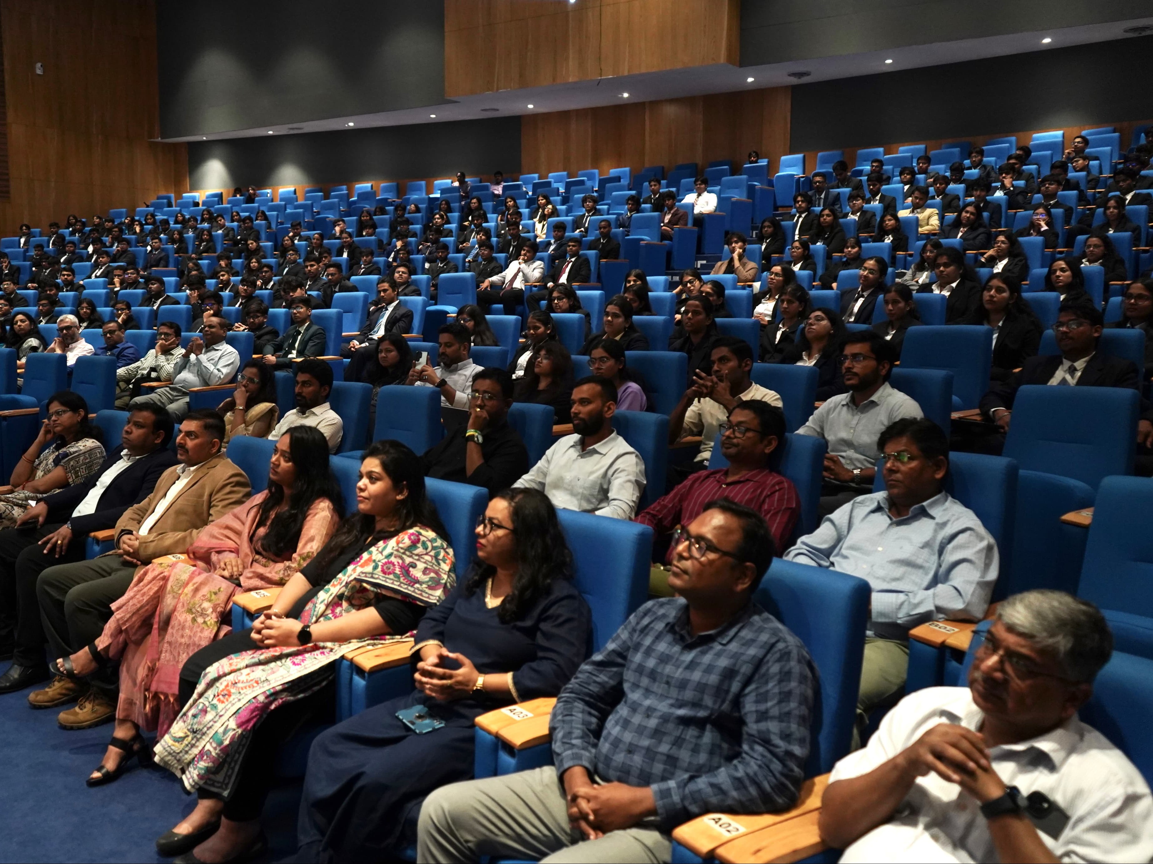 कार्यक्रम में मौजूद अतिथि।