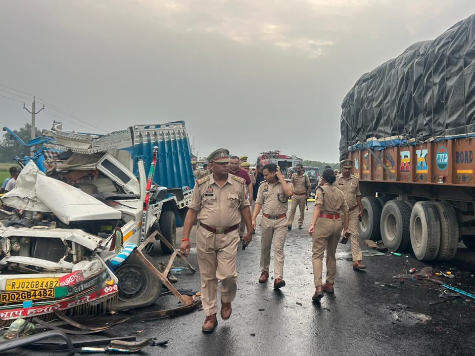 तेज रफ्तार पिकअप हाईवे पर बैक आ रहे ट्रक से पीछे से टकरा गई।