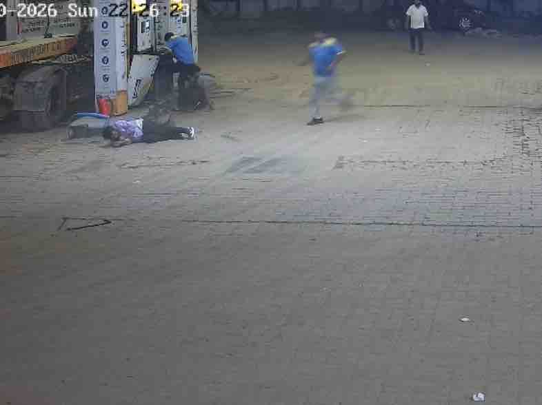 गाजियाबाद में स्थित चौधरी पेट्रोल पंप पर रविवार देर कार चालक ने चार लोगों को टक्कर मार दी।