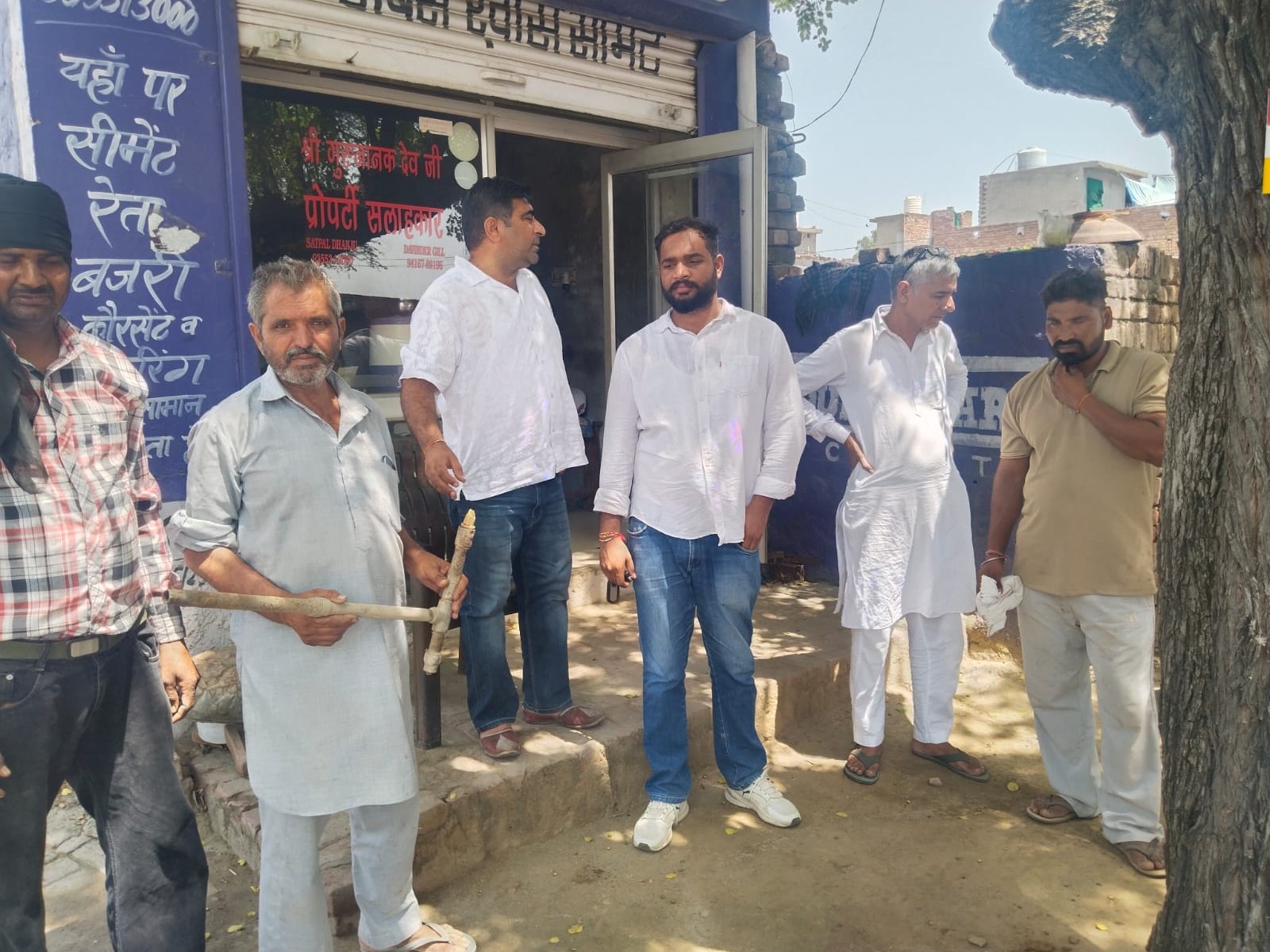 मौके पर खड़े हुए जन स्वास्थ्य अभियंत्रिक विभाग के अधिकारी।