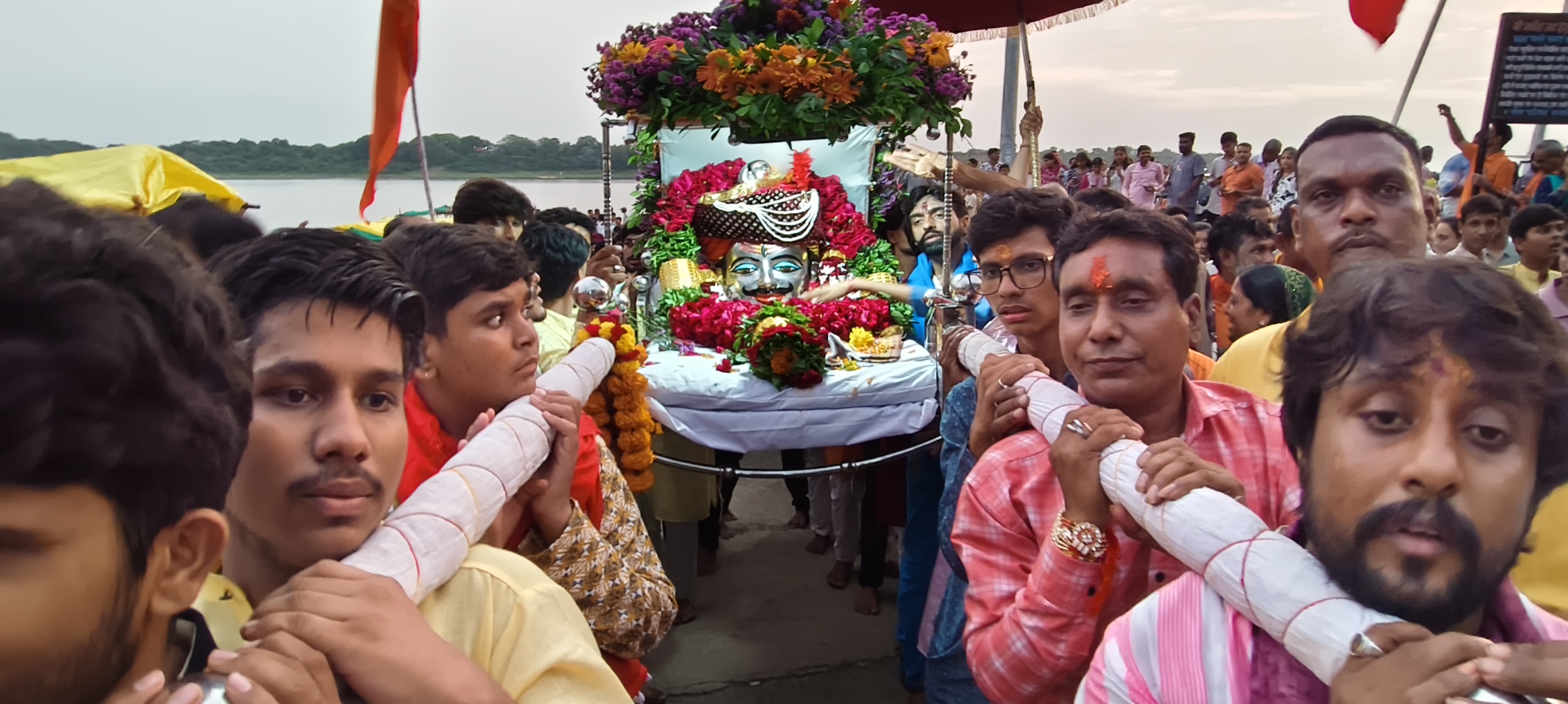 खरगोन: मंडलेश्वर में काशी विश्वनाथ का नर्मदा में नौका विहार, आज निकलेगी शाही सवारी