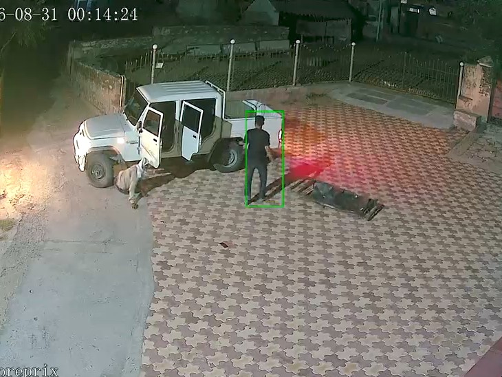 सीसीटीवी फुटेज में दो-तीन युवक वारदात करते दिखाई दिए हैं।