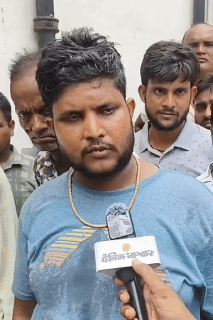 मृतक का भाई सनी घटना की जानकारी देते हुए।