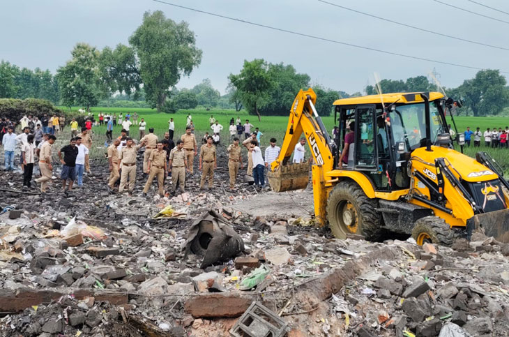 पुलिस और एयरफोर्स की टीमें रेस्क्यू में जुटी हैं। बुलडोजर भी बुलाए गए हैं।
