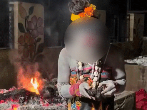 चिता से निकाले मानव अंग को खाते हुए किन्नर अघोरी।