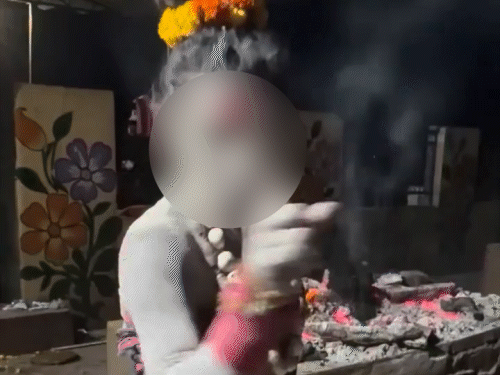 जलती चिता से मानव शरीर निकालते हुए किन्नर अघोरी।